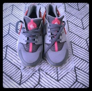 Gently worn Nike huarache ..sz 6.5 youth